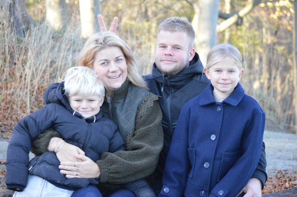 Billedet forestiller privat dagplejer Christina, hendes mand Lennard og deres to børn Klara og Mathis